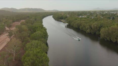 Vista-Aérea-De-Montar-En-Lancha-Rápida-Sobre-Las-Aguas