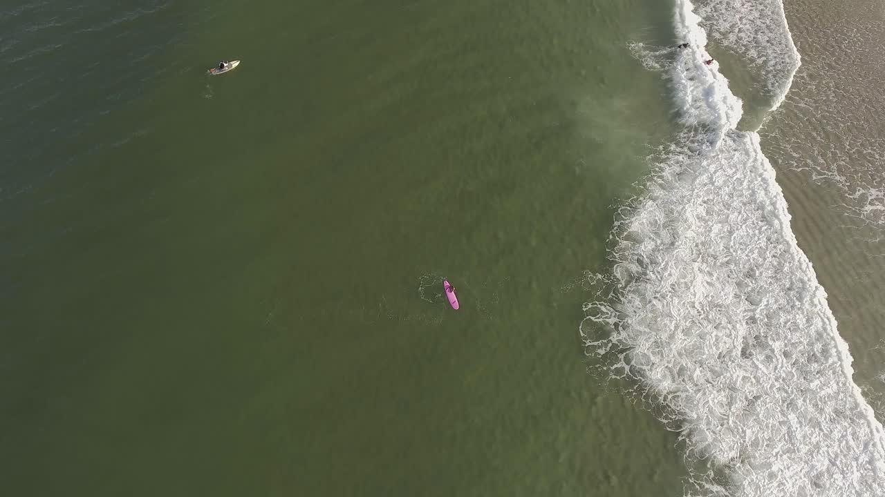 vista de arriba hacia abajo de los surfistas en la playa de nauset en cape cod massachusetts