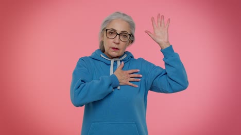 sinceramente responsable abuela mayor mujer jura ser honesto decir la verdad levantando la mano para tomar el juramento