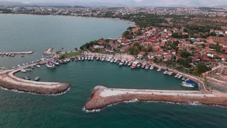 Schöne-Luftaufnahmen-Von-Booten-Im-Hafen-Der-Altstadt-Von-Side,-Türkei