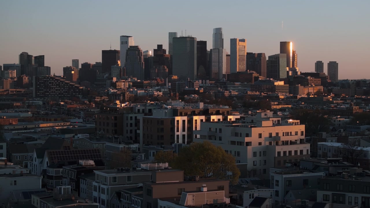 Vista aerea dello skyline di Boston all'alba. Scattata in una mattina di primavera.