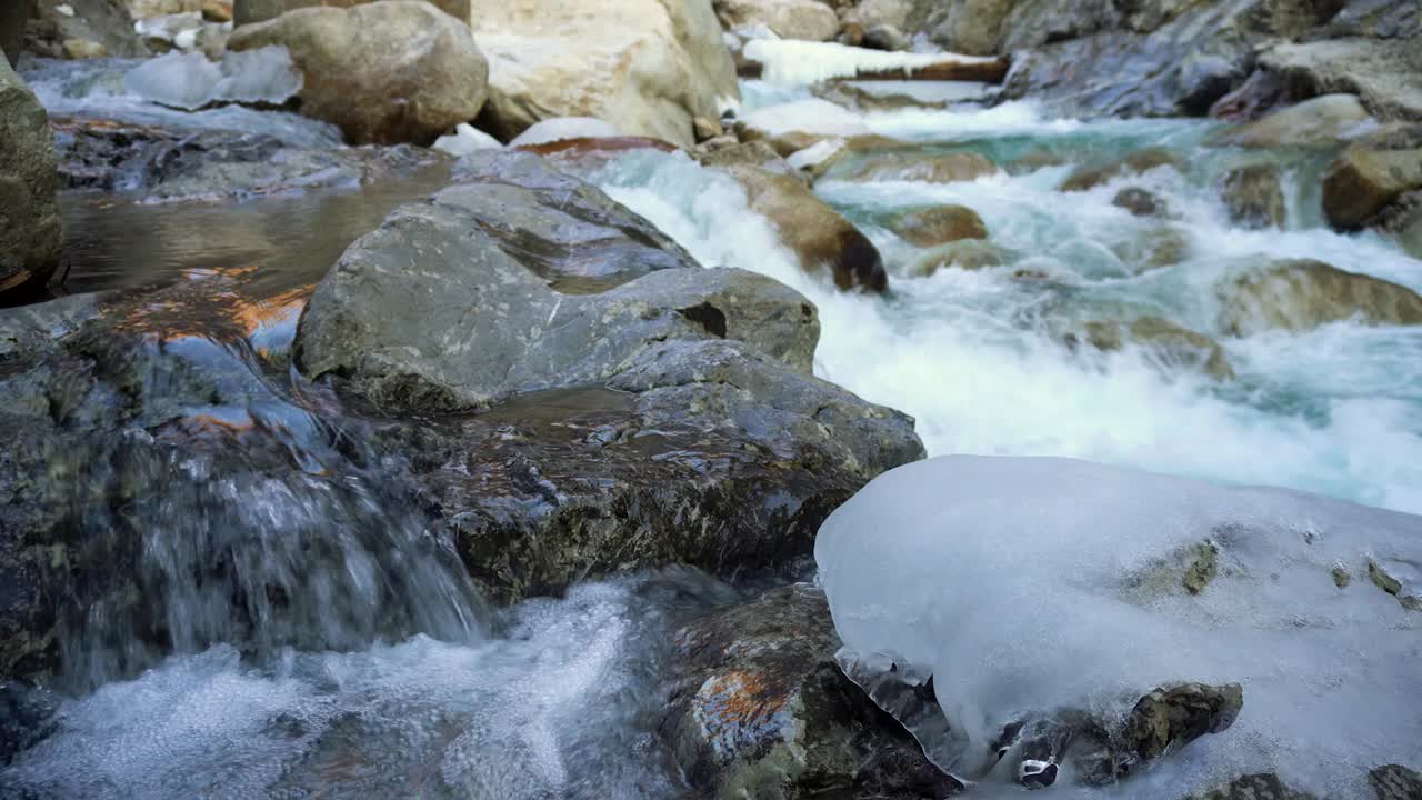 Fiume che scorre in un canyon in Slovenia in inverno.