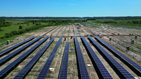 granja de paneles solares instalación de energía renovable en construcción, electricidad verde