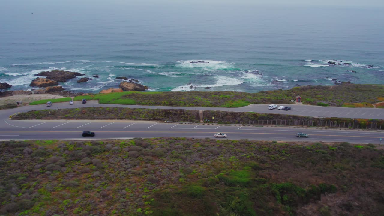 diapositiva siga toma aérea de drones de autos conduciendo en la niebla en la carretera de la costa del pacífico cruzando el puente por la playa de san gregorio en california, ee.uu.