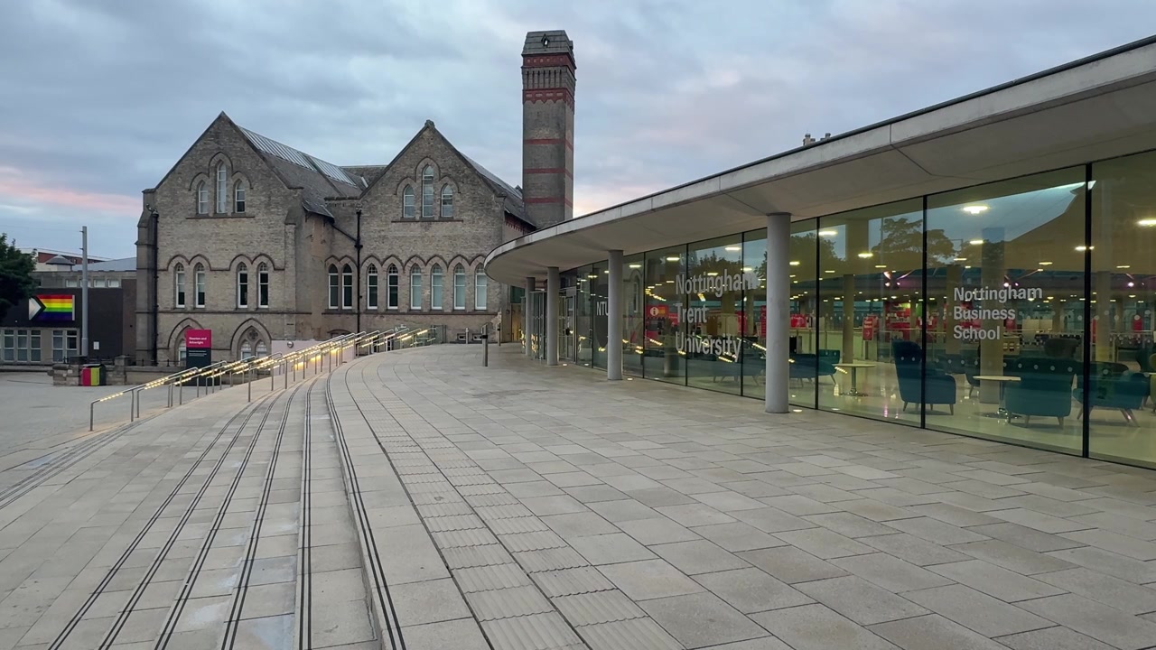 Edificio Newton e Arkwright presso il Campus Cittadino della Nottingham Trent University a Nottingham, Inghilterra, che mette in mostra l'iconica architettura accademica, l'istruzione superiore e la vita studentesca