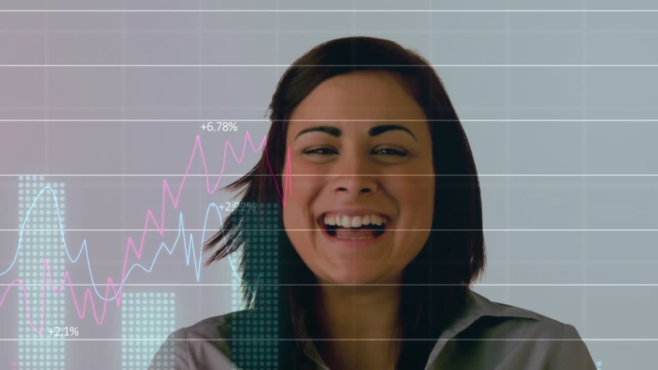 animación de procesamiento de datos financieros sobre una mujer de negocios biracial sonriente en la oficina