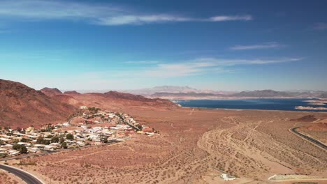 Panorama-Aéreo-Cerca-De-La-Ciudad-De-Boulder,-Nevada-Y-El-área-De-Conservación-Nacional-Del-Lago-Mead