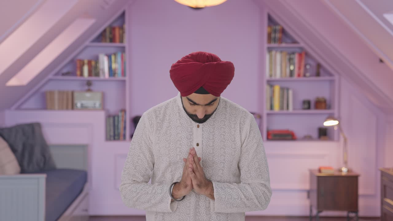hombre indio sikh religioso orando a dios