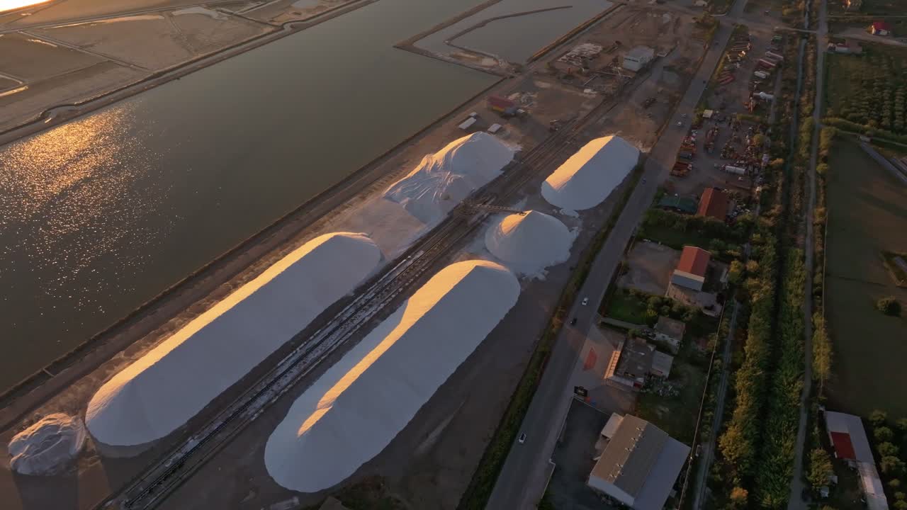 Salina e vasche geometriche viste dal cielo, Grecia