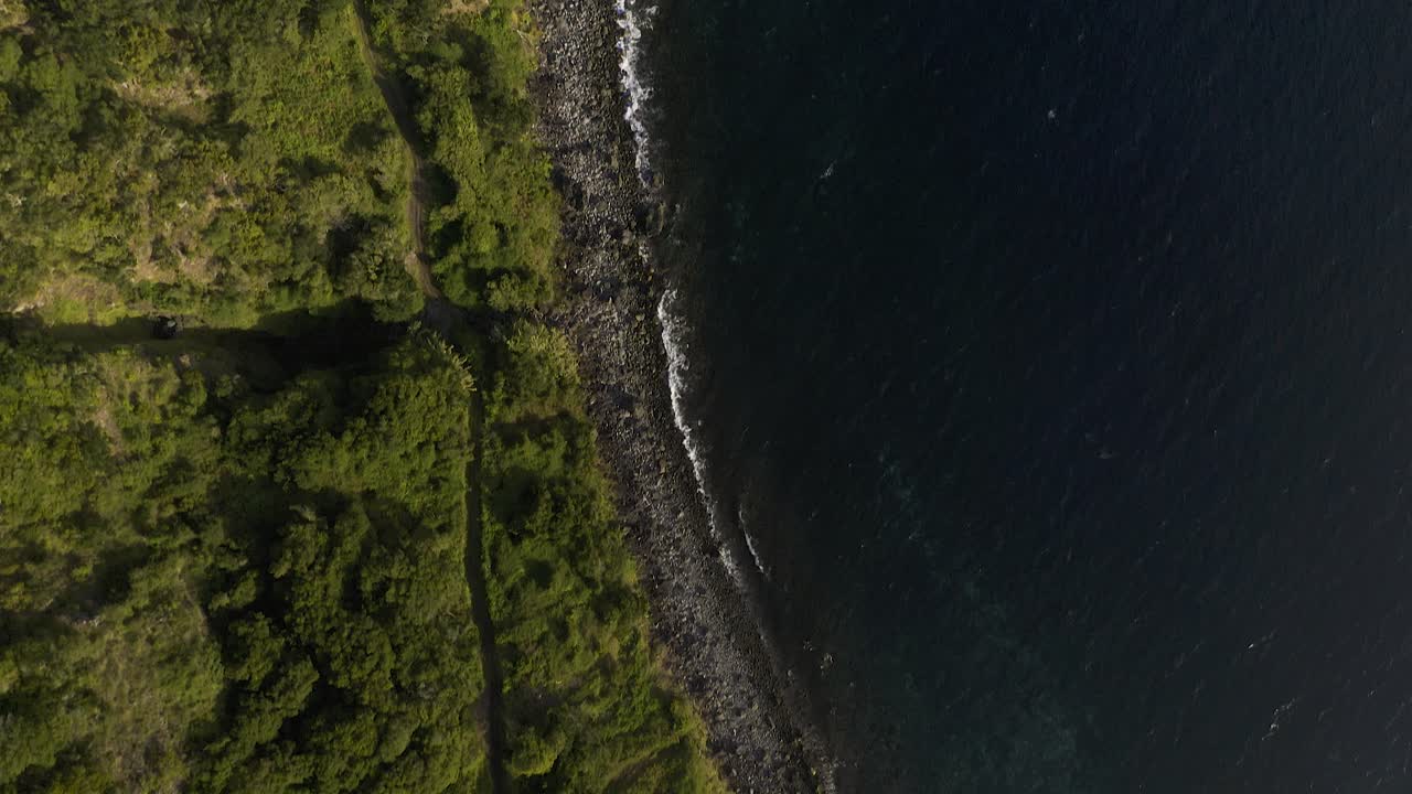 pueblo costero rural desde arriba con campos de cultivo, exuberante paisaje de acantilados verdes sobre el atlántico, fajã dos vimes, isla de são jorge, las azores, portugal