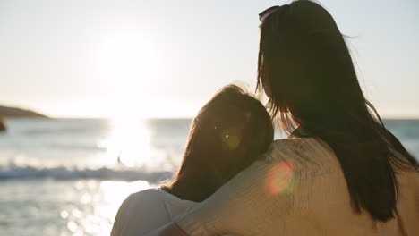 niño, abrazo y playa con la espalda