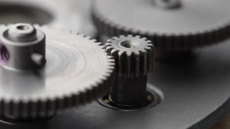engranajes que giran en un dispositivo mecánico. engrenajes de metal de la máquina que giran resumen