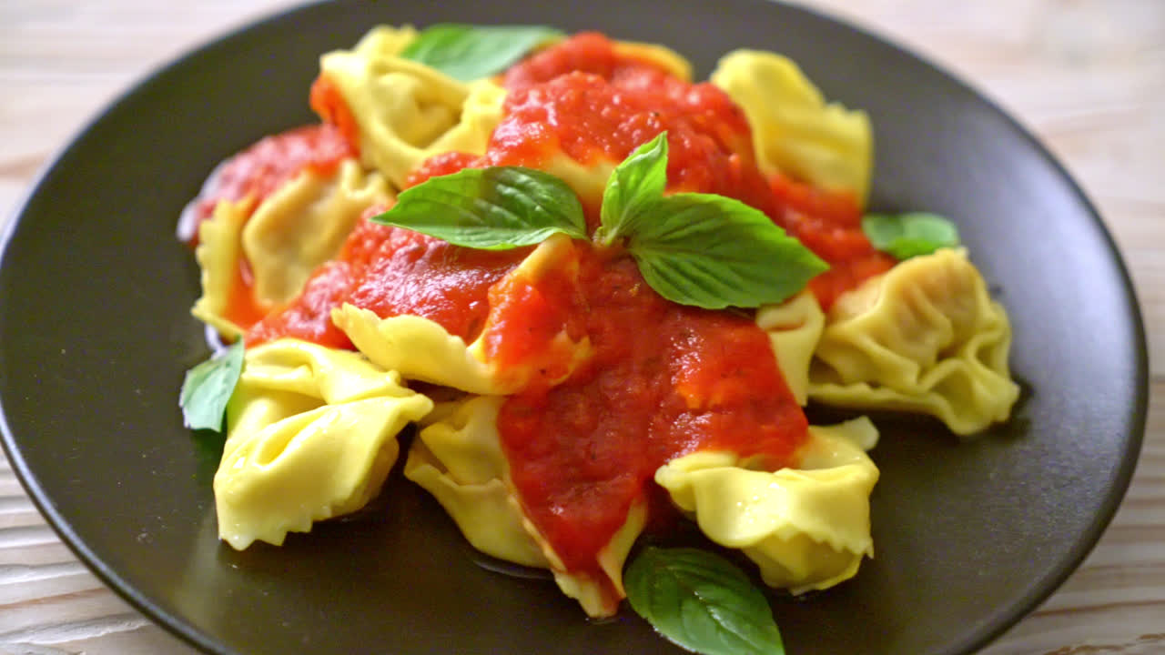 토마토 소스를 곁들인 이탈리안 토르텔리니 파스타