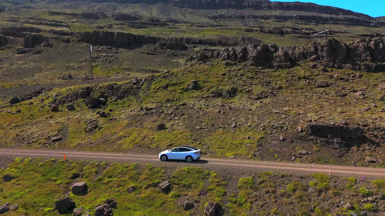 드론이 그 웅장함과 그 주변의 조용한 풍경을 포착하면서 듀피보구르 산의 아름다움에 몰입하세요.