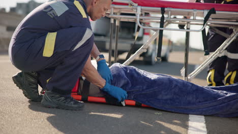 carretera, accidente y médico con persona en camilla
