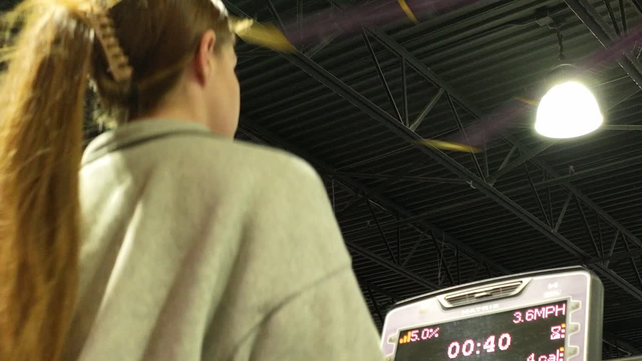 мощная женщина занимается в спортзале на беговой дорожке , крупный снимок