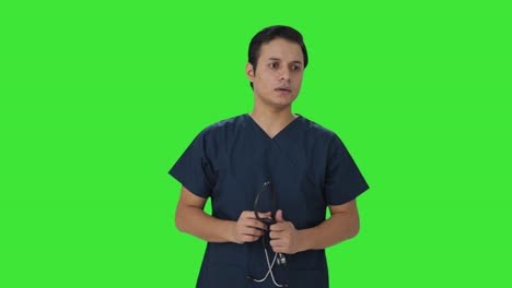 Gestresster-Und-Angespannter-Indischer-Arzt,-Grüner-Bildschirm
