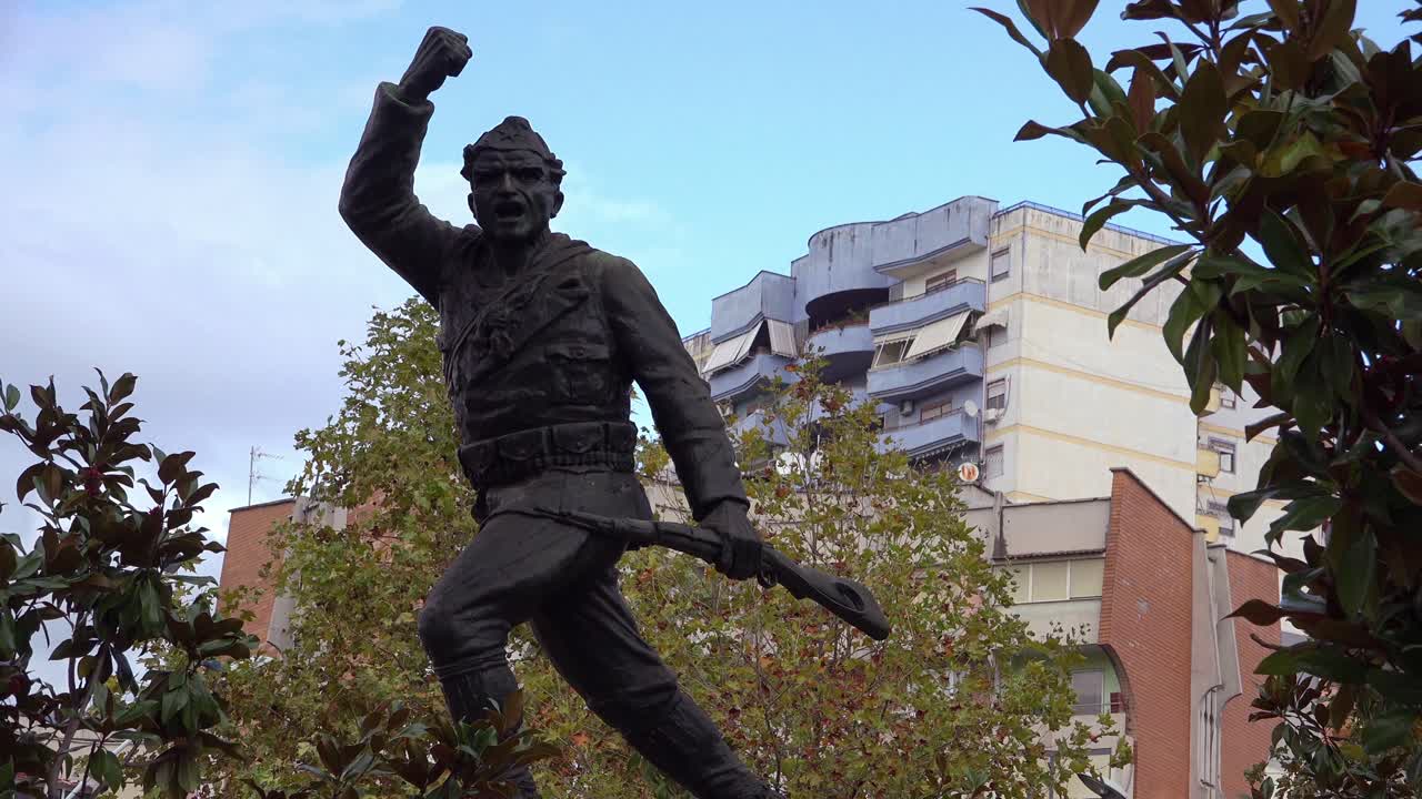 una estatua de guerra revolucionaria en tirana albania