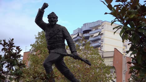 Eine-Revolutionäre-Kriegsstatue-In-Tirana-Albanien