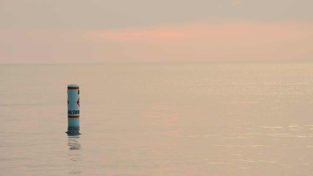 구명 부표는 수영자가 수영할 수 없는 경계를 나타냅니다.