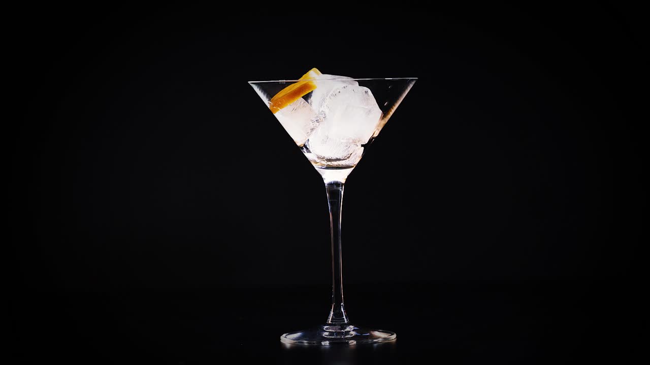 Isterning med appelsinskive i cocktailglas