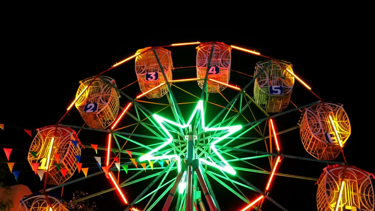 la rueda gigante tailandesa en el mercado nocturno