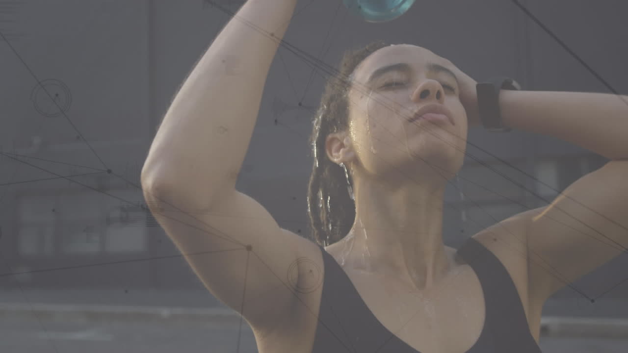 animación de redes de conexiones sobre mujer vertiendo agua sobre la cabeza haciendo ejercicio en la ciudad