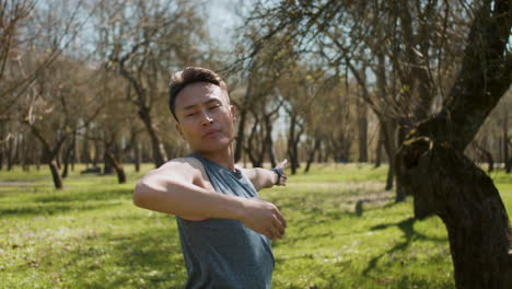 hombre estirándose al aire libre