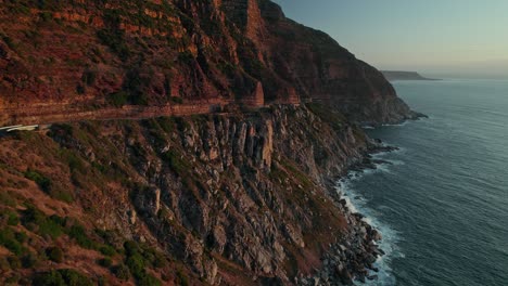 Carretera-Sinuosa-De-Chapman&#39;s-Peak-Drive-Durante-La-Puesta-De-Sol-En-Ciudad-Del-Cabo,-Sudáfrica