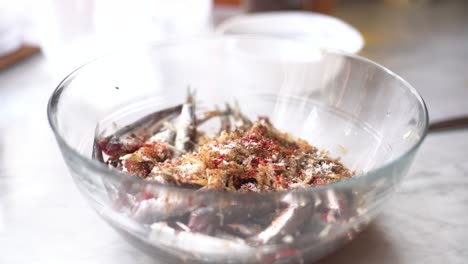añadir las especias al plato de sardinas