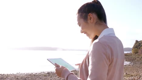 Mujer-De-Negocios,-Utilizar,-Tableta,-En-La-Playa