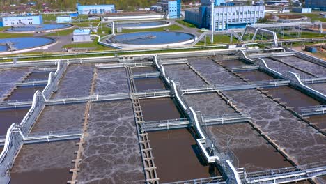 instalaciones de tratamiento de agua, tanques redondos de sedimentación.