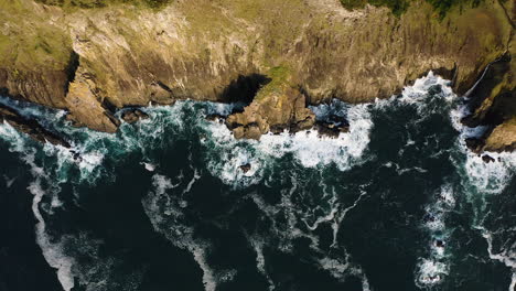 Von-Oben-Nach-Unten-Antenne-Push-In-Richtung-Steilen-Klippen-Der-Küste-Von-Oregon-Entlang-Des-Pazifischen-Ozeans