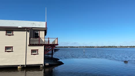 Casa-De-Botes-En-El-Río-Swan,-Perth,-Australia-Occidental