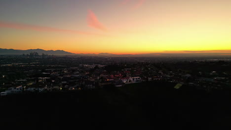 Vista-Aérea-De-Los-Ángeles-Con-Cielos-Anaranjados-Al-Atardecer,-Estados-Unidos