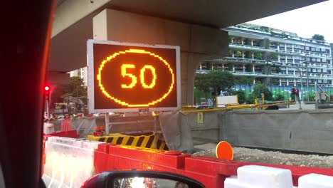 señalización de obras viales tomada en un día lluvioso en singapur