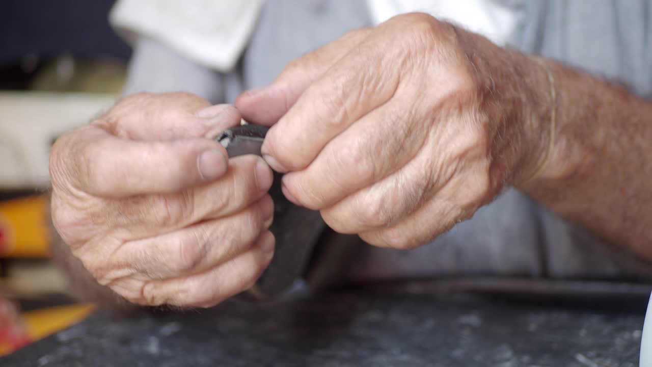 un zapatero anciano reparando un zapato