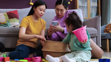 Madres-Asiáticas-Que-Usan-Teléfonos-Inteligentes