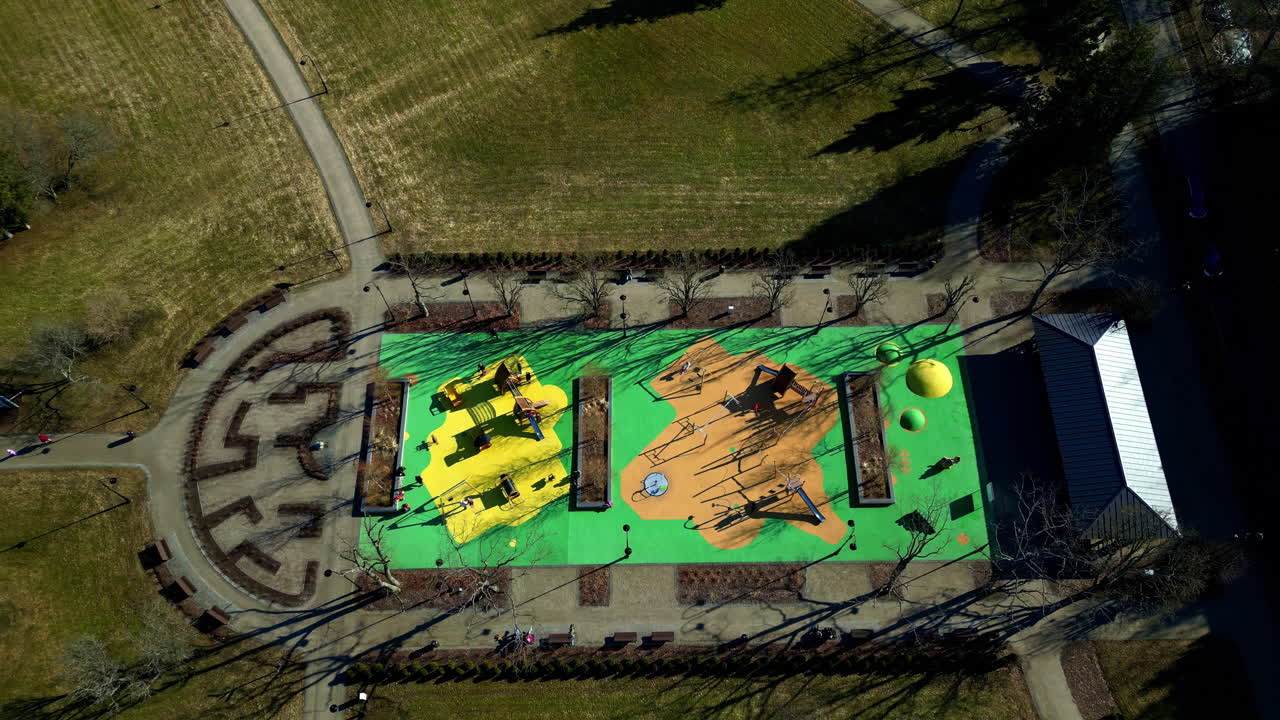 큰 야외 놀이터 의 상승 하위 드론