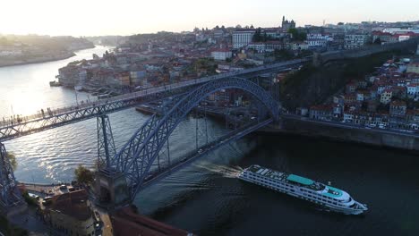 la vista del ponte dom luis i, della città vecchia e del fiume douro a porto, in portogallo