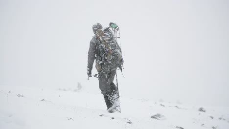 Tiro-Con-Arco-Caza-De-Alces-En-La-Nieve-En-Montana-En-Octubre-Durante-Una-Tormenta-De-Nieve