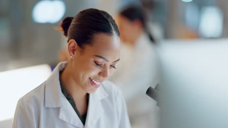 médico, mujer y sonrisa con análisis de datos