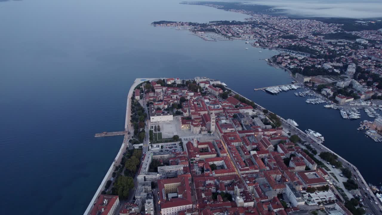 Barche nella città vecchia di Zara all'alba