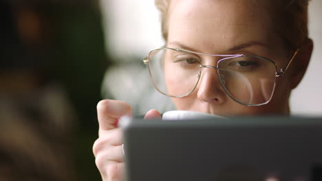 café de oficina, correo electrónico y mujer de negocios leyendo