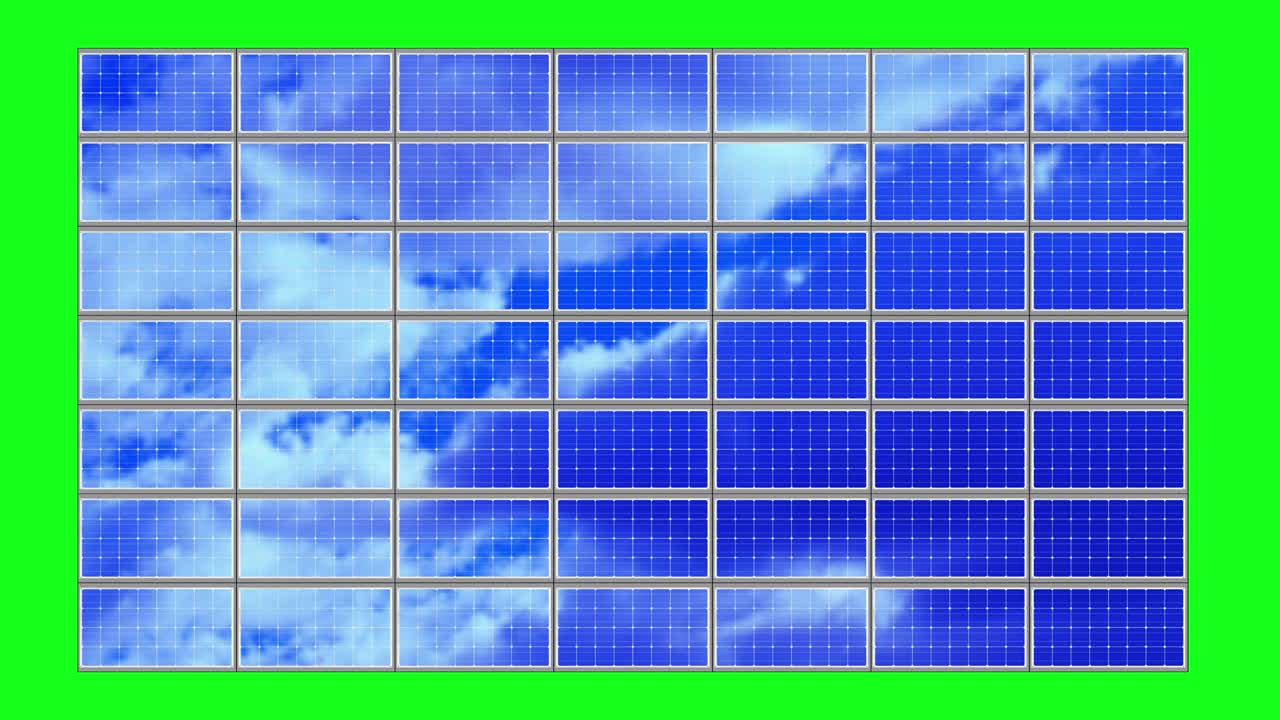 las nubes blancas flotan en el cielo azul reflejándose en los paneles solares