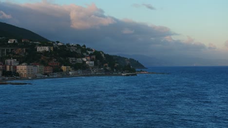 Panoramablick-Auf-Die-Gemeinde-Am-Wasser-Mit-Blick-Auf-Das-Friedliche,-Türkisfarbene-Meerwasser