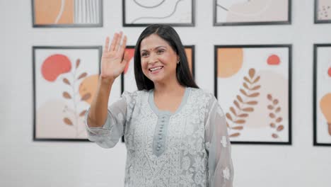 madre india diciendo namaste