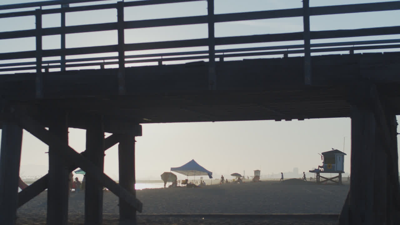Camminatori in silhouette sul molo di Seal Beach.