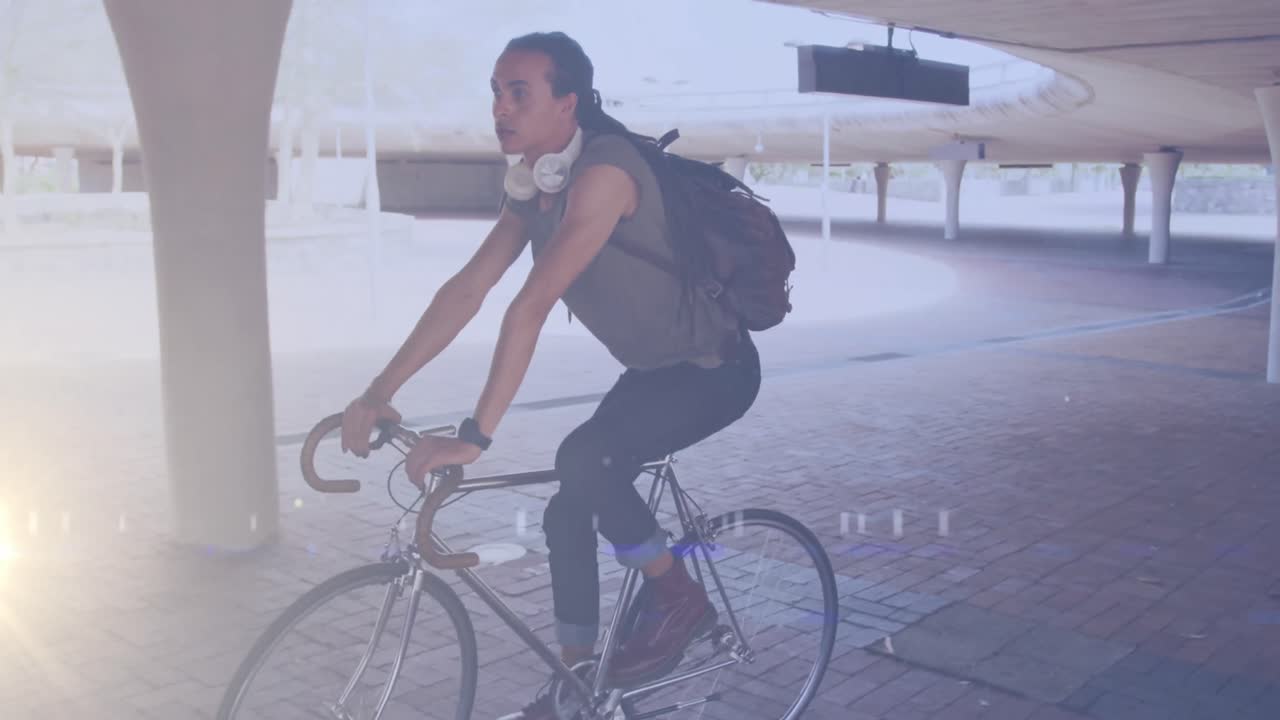 두 인종의 남자가 자전거를 타는 것에 대한 빛의 반점의 애니메이션