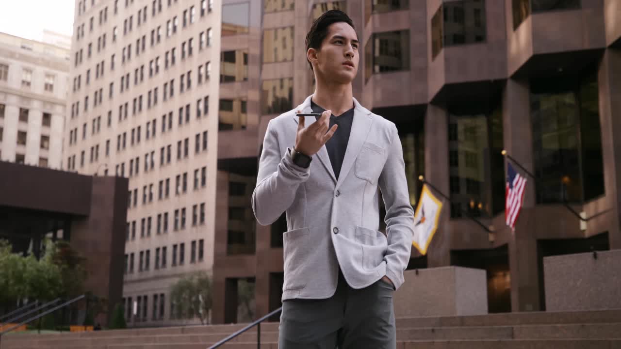 un joven profesional en movimiento.